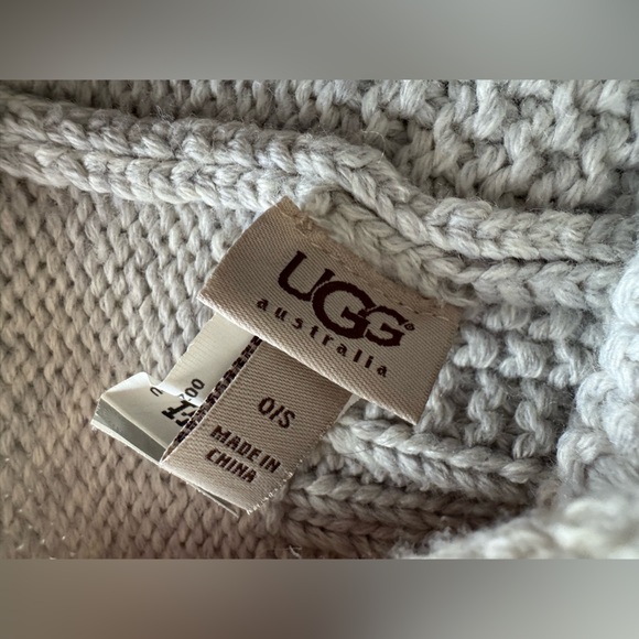 UGG faux fur Pom Pom knit hat - Picture 3 of 5